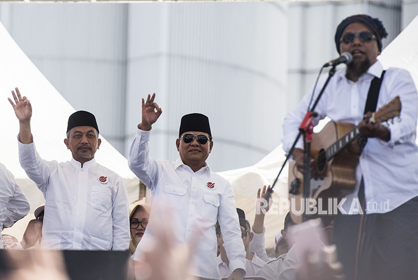 Calon Gubernur dan Wakil Gubernur Jawa Barat Sudrajat (kiri), Ahmad Syaikhu (kedua kiri) melambaikan tangan saat menghadiri kampanye akbar di Monumen Perjuangan Rakyat, Bandung, Jawa Barat, Sabtu (12/5). 