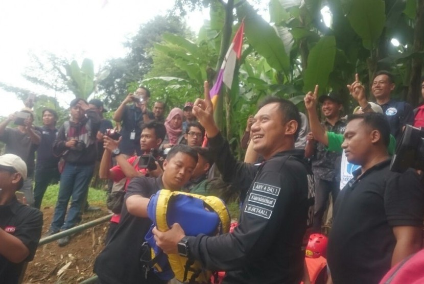 Calon gubernur DKI Agus Harimurti Yudhoyono melanjutkan kampanyenya dengan menyusuri Sungai Ciliwung pada Rabu, (30/11).