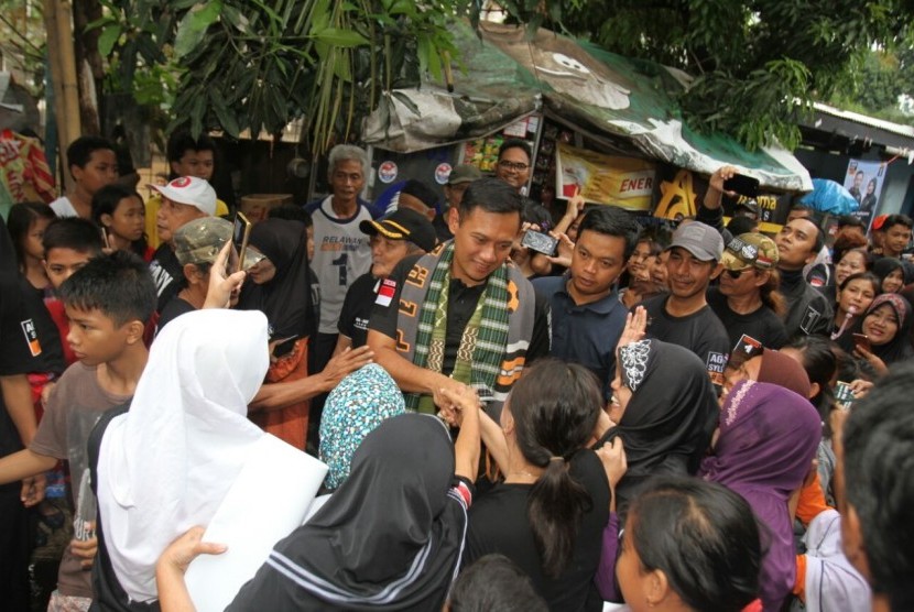 Calon Gubernur DKI, Agus Harimurti Yudhoyono saat bergerilya ke pinggir kali Ciliwung yang ada di Kelurahan Cikini, Kamis (2/2) petang. 