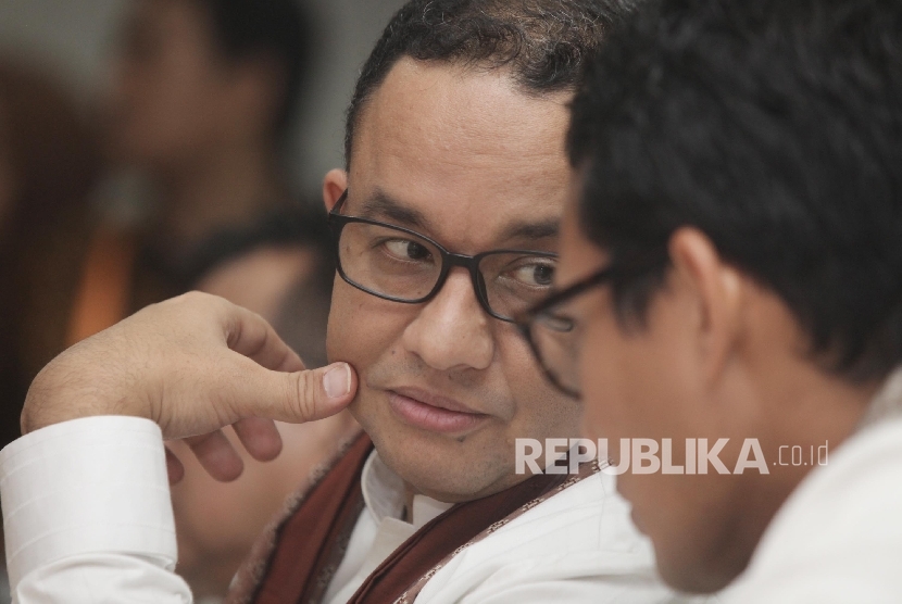 Calon Gubernur DKI Anies Baswedan (kiri) berbincang bersama Bakal Cawagub Sandiaga Uno (kanan) 