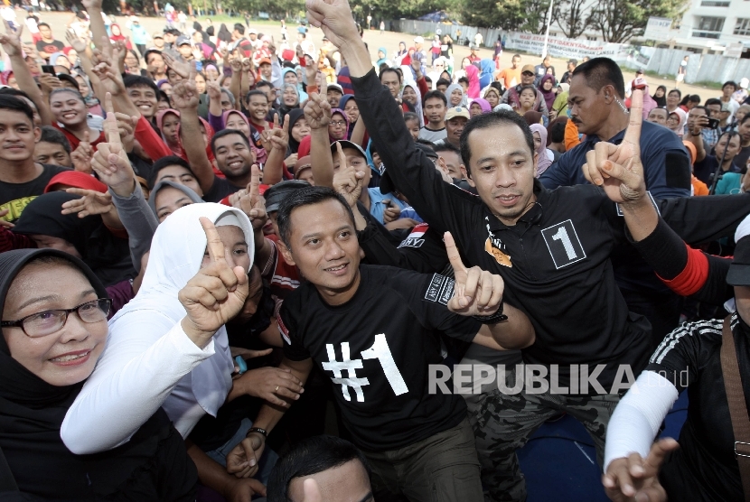 Calon gubernur DKI Jakarta Agus Harimurti Yudhoyono berfoto bersama simpatisannya usai senam bersama warga saat melakukan kampanye di Cibubur, Jakarta Timur, Ahad (22/1).