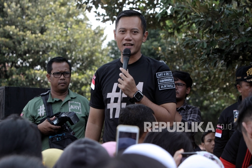   Calon Gubernur DKI Jakarta Agus Harimurti Yudhoyono beraudiensi saat melakukan kampanye di Cibubur, Jakarta Timur, Ahad (22/1).