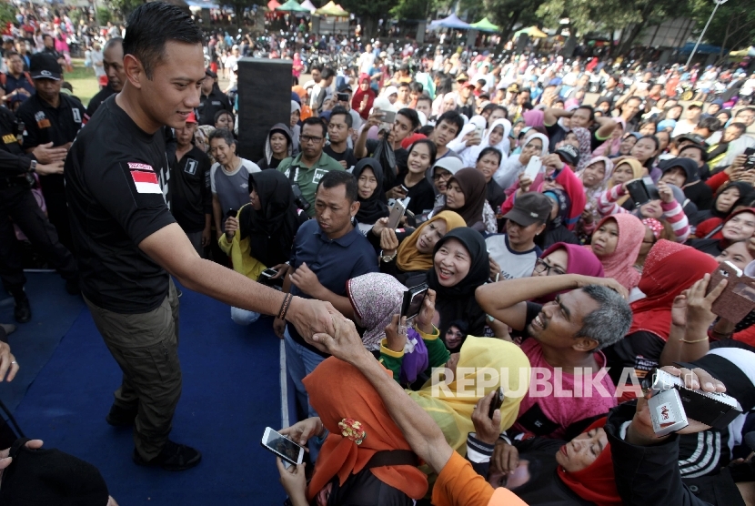   Calon Gubernur DKI Jakarta Agus Harimurti Yudhoyono saat tiba untuk melakukn senam bersama warga saat melakukan kampanye di Cibubur, Jakarta Timur, Ahad (22/1). 