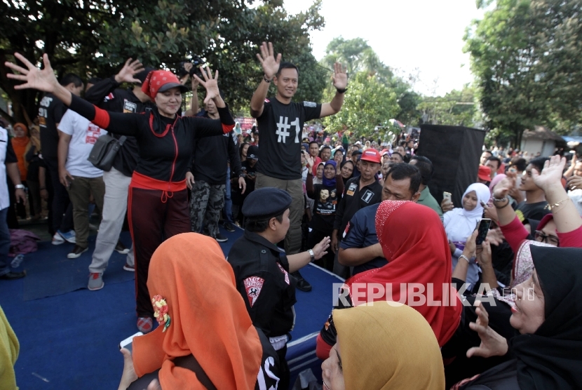   Calon Gubernur DKI Jakarta Agus Harimurti Yudhoyono melakukan senam bersama warga saat melakukan kampanye di Cibubur, Jakarta Timur, Ahad (22/1).