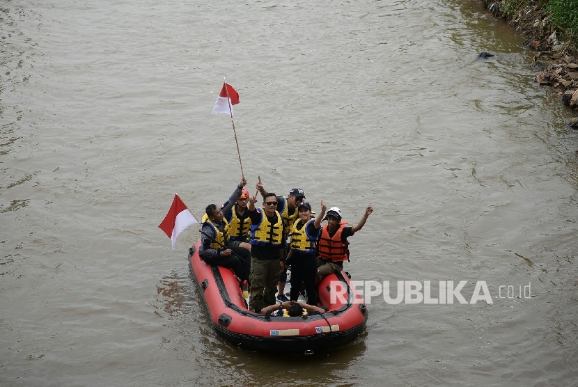 Calon Gubernur DKI Jakarta Agus Harimurti Yudhoyono (AHY) menyapa warga bantaran kali usai menyusuri kali Ciliwung, Bidaracina, Jakarta, Rabu (30/11).