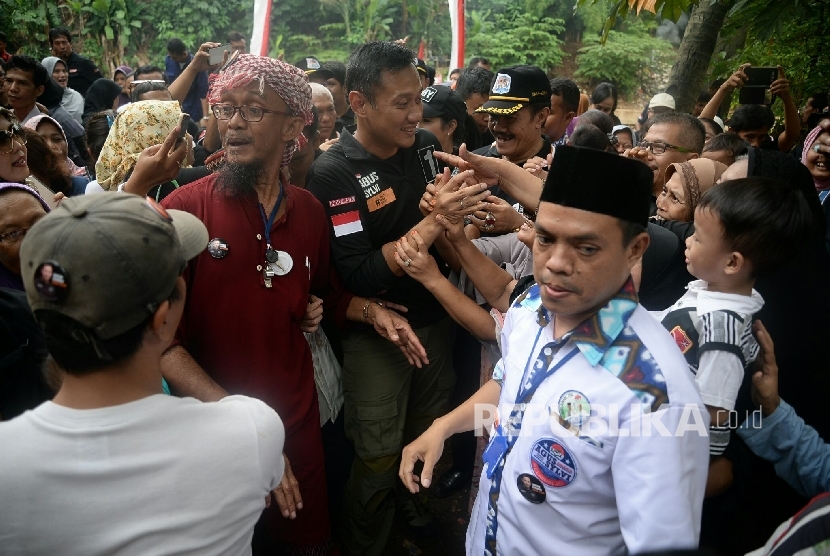 Calon Gubernur DKI Jakarta Agus Harimurti Yudhoyono (AHY) menyapa warga bantaran kali usai menyusuri kali Ciliwung, Bidaracina, Jakarta, Rabu (30/11).