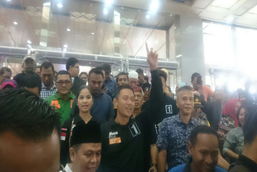 Calon gubernur DKI Jakarta, Agus Harimurti Yudhoyono bergerilya dengan menyapa para pedagang di Pasar Tanah Abang, Kamis (1/12)