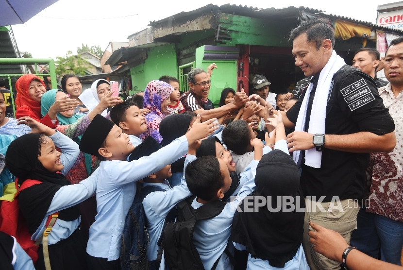 Calon Gubernur DKI Jakarta Agus Harimurti Yudhoyono (kanan) 
