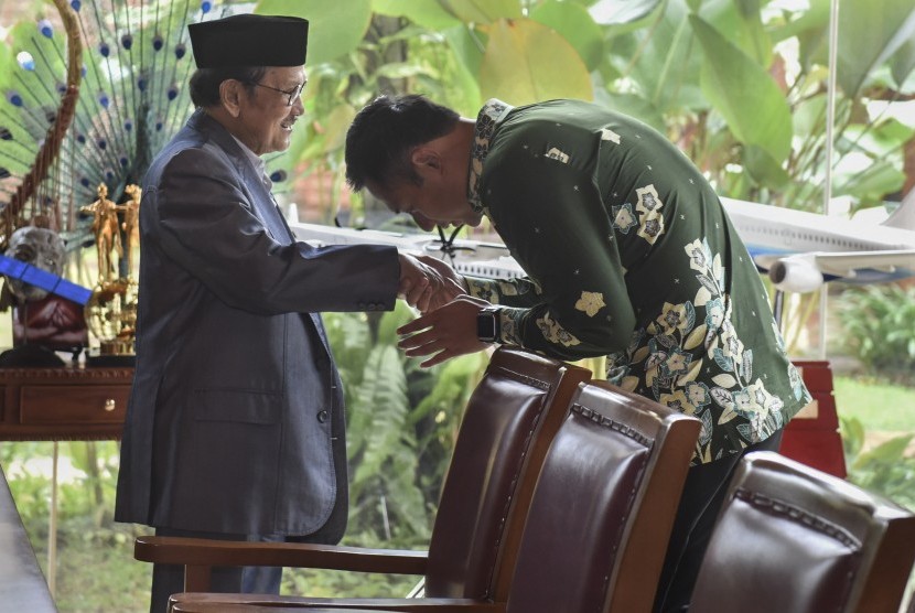 Calon Gubernur DKI Jakarta Agus Harimurti Yudhoyono (kanan) mencium tangan Presiden ke-3 RI BJ Habibie (kiri) saat berkunjung ke kediaman Habibie di Jakarta, Minggu, (29/1). 