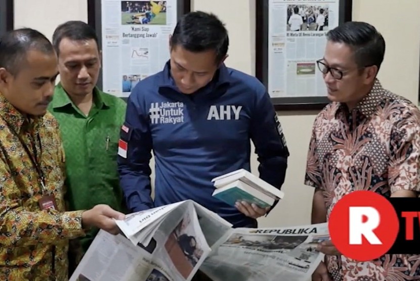 Calon Gubernur DKI Jakarta, Agus Harimurti Yudhoyono (Kedua dari Kanan) saat berkunjung ke Redaksi Harian Republika.