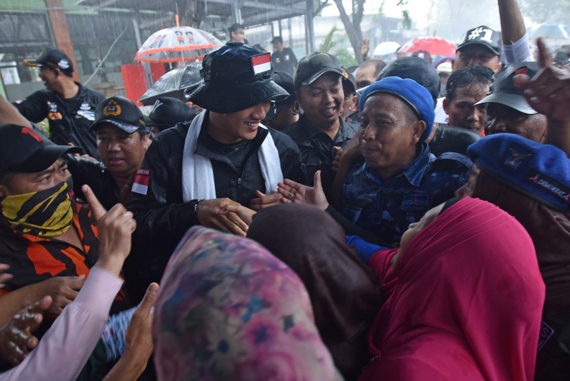 Calon gubernur DKI Jakarta Agus Harimurti Yudhoyono (ketiga kiri) menyapa warga ketika mengunjungi Kompleks UKA, Tugu Utara, Jakarta, Senin (16/1).