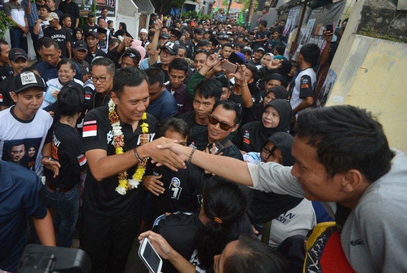 Calon Gubernur DKI Jakarta Agus Harimurti Yudhoyono (kiri) berjabat tangan dengan pendukungnya saat berkampanye di Cilandak Barat, Jakarta, Minggu (8/1). 