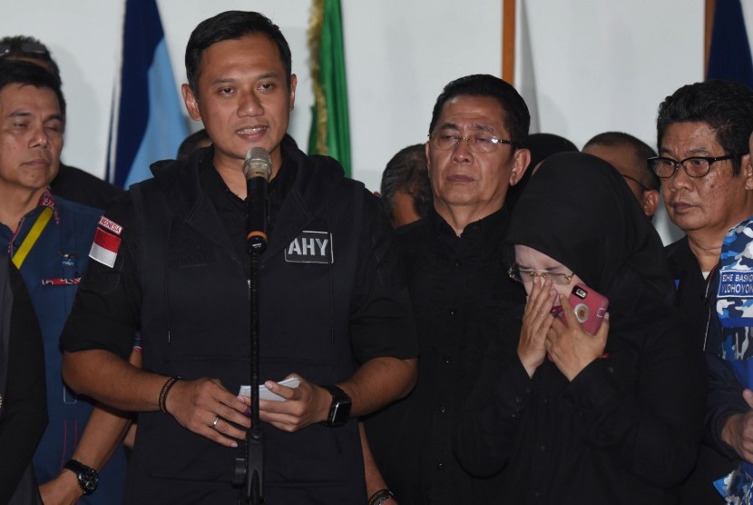 Calon Gubernur DKI Jakarta yang didukung PPP, Agus Harimurti Yudhoyono (kiri) didampingi Calon Wakil Gubernur Slyviana Murni (kedua kanan) dan Anggota Tim Pemenangannya memberikan keterangan pers di Posko Tim Pemenangan Agus-Slyvi, Jakarta, Rabu (15/2).