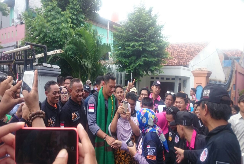 Calon Gubernur DKI Jakarta, Agus Harimurti Yudhoyono melakukan gerilya lapangan di Kelurahan Sukabumi Selatan, Kecamatan Kebon Jeruk, Jakarta Barat, Kamis (5/1)