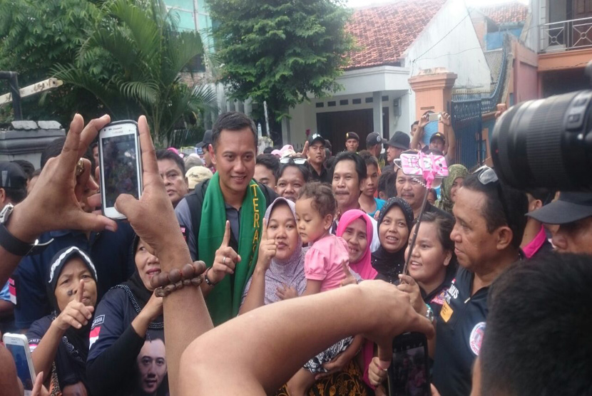 Calon Gubernur DKI Jakarta, Agus Harimurti Yudhoyono melakukan gerilya lapangan di Kelurahan Sukabumi Selatan, Kecamatan Kebon Jeruk, Jakarta Barat, Kamis (5/1)