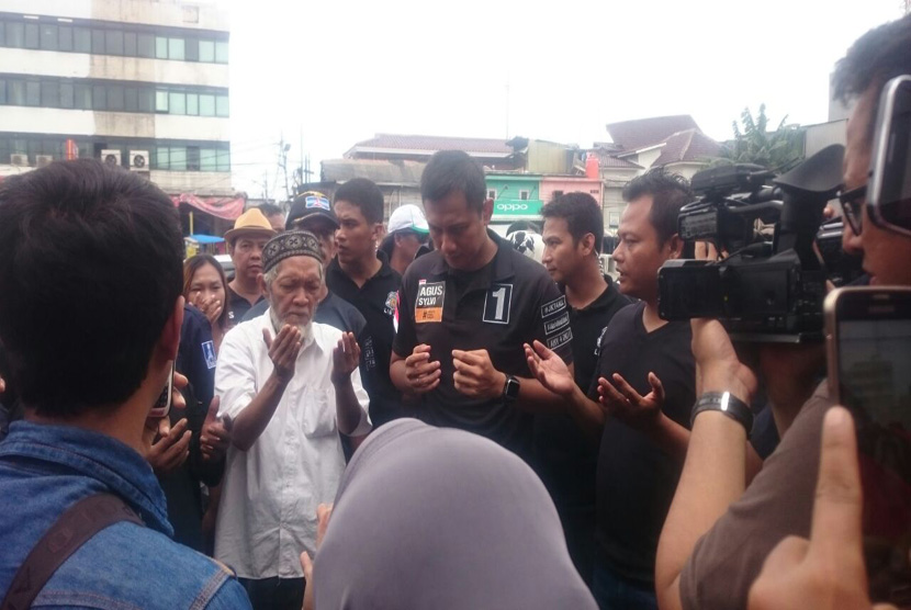 Calon gubernur DKI Jakarta Agus Harimurti Yudhoyono , melanjutkan kampanyenya dengan menyapa masyarakat di Kelurahan Utan Panjang, Kemayoran, Jakarta Pusat, Senin (28/11)