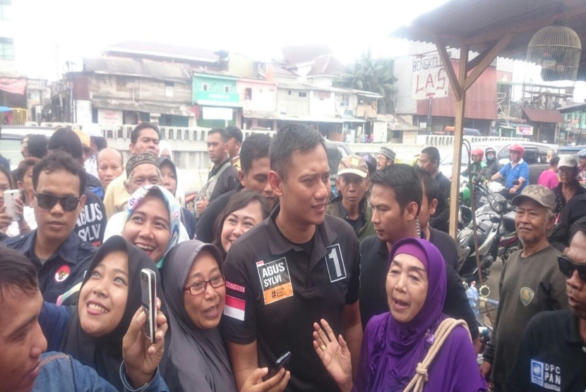 Calon gubernur DKI Jakarta Agus Harimurti Yudhoyono , melanjutkan kampanyenya dengan menyapa masyarakat di Kelurahan Utan Panjang, Kemayoran, Jakarta Pusat, Senin (28/11)