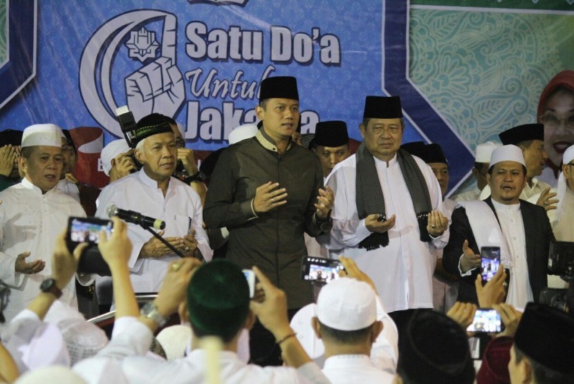 Calon gubernur DKI Jakarta, Agus Harimurti Yudhoyono menghadiri Istighosah di GOR Duren Sawit, Jakarta Timur, Rabu (8/2) malam.