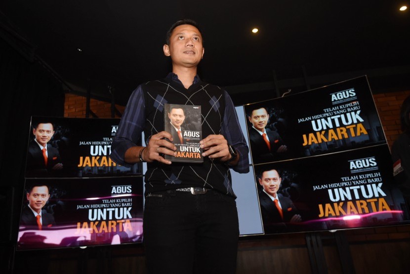 Calon Gubernur DKI Jakarta Agus Harimurti Yudhoyono menujukkan buku Telah Kupilih Jalan Hidupku Yang Baru Untuk Jakarta dalam peluncurannya di Jakarta, Selasa (7/2). 