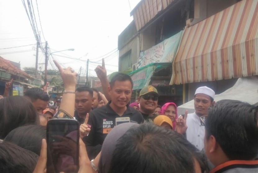 Calon Gubernur DKI Jakarta, Agus Harimurti Yudhoyono menyapa warga Pisangan Baru, Pasar Jangkrik, Jakarta Timur, Rabu (16/11).
