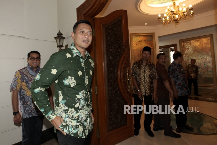 Calon Gubernur DKI Jakarta Agus Harimurti Yudhoyono saat tiba di kediaman Presiden ketiga RI BJ Habibie kawasan Kuningan, Jakarta, Ahad (29/1).