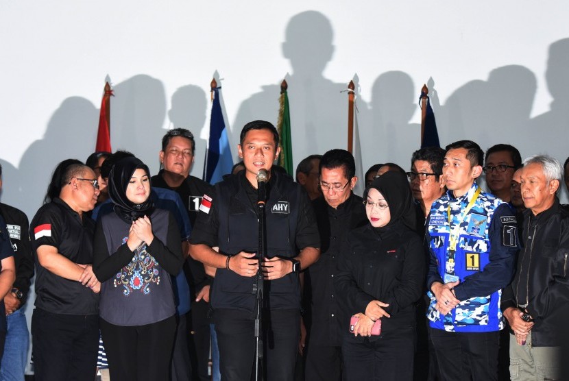 Calon Gubernur DKI Jakarta Agus Harimurti Yudhoyono (tengah) didampingi Calon Wakil Gubernur Slyviana Murni (ketiga kanan) dan Anggota Tim Pemenangannya memberikan keterangan pers di Posko Tim Pemenangan Agus-Slyvi, Jakarta, Rabu (15/2). 