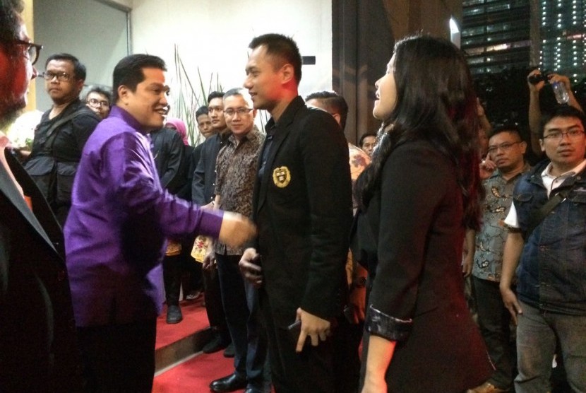 Calon gubernur DKI Jakarta, Agus Harimurti Yudhoyono (tengah), tiba bersama sang istri, Annisa Pohan (kanan), di acara peluncuran saluran Pilkada DKI Jakarta 2017 di gedung Jak-TV, Jakarta, Jumat (12/10) malam. 