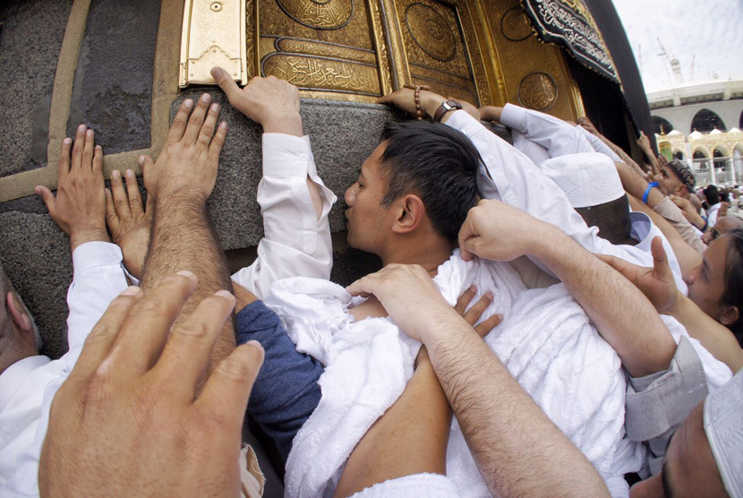  Calon Gubernur DKI Jakarta Agus Harimurti Yudhoyono saat melaksanakan ibadah umroh di Makkah, Ahad (12/2)                   