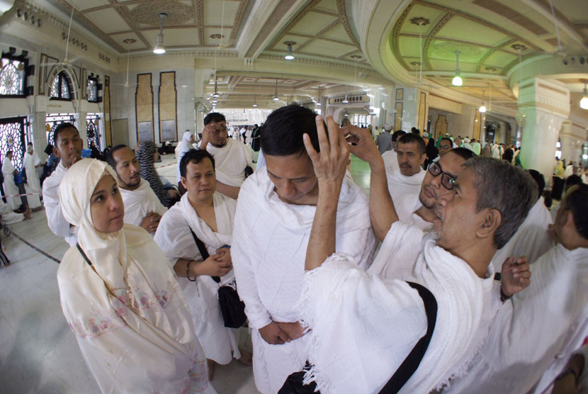  Calon Gubernur DKI Jakarta Agus Harimurti Yudhoyono saat melaksanakan ibadah umroh di Makkah, Ahad (12/2)                   