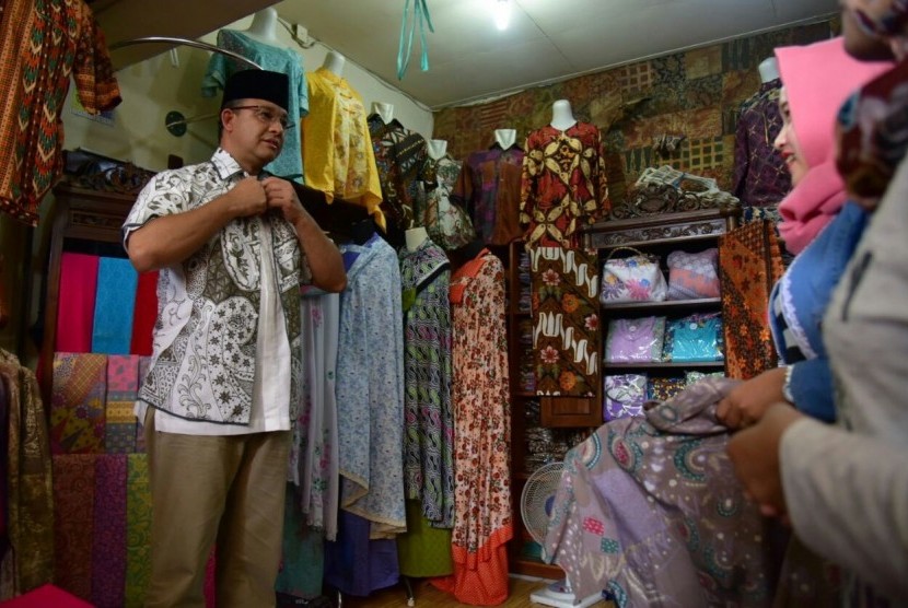 Calon Gubernur DKI Jakarta, Anies Baswedan, berbelanja batik di Pasar Grosir Setono, Pekalongan, Jawa Tengah, Rabu (29/3). 