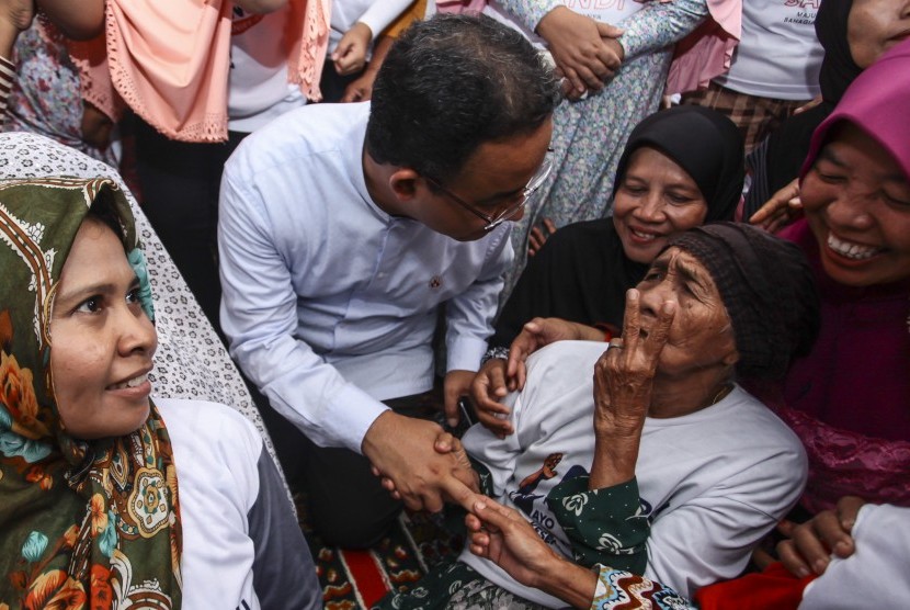 Calon Gubernur DKI Jakarta Anies Baswedan berbincang dengan warga Lansia saat melakukan kampanye di kawasan Kebon Jeruk, Jakarta, Selasa (17/1).