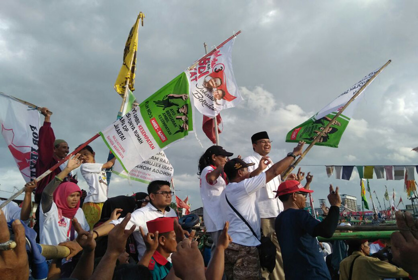 Calon gubernur DKI Jakarta Anies Baswedan berkampanye di Kampung Nelayan Kelurahan Cilincing, Jakarta Utara, Rabu (8/2). Dalam orasinya, Anies menegaskan komitmennya untuk menolak reklamasi Teluk Jakarta. 