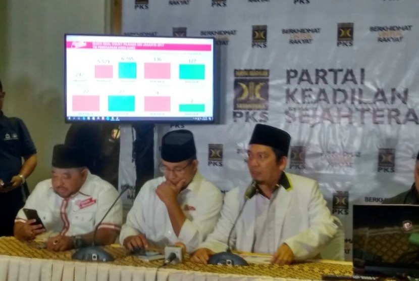 Calon gubernur DKI Jakarta, Anies Baswedan, bersama petinggi PKS menggelar konferensi pers di kantor DPP PKS, Jakarta, Rabu (15/2). 