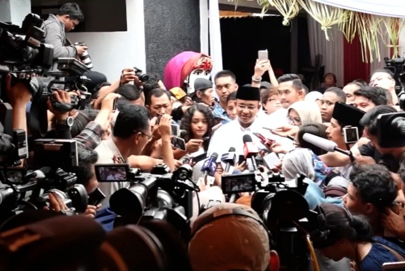 Calon gubernur DKI Jakarta Anies Baswedan bertemu sejumlah wartawan usai melakukan pencoblosan pilkada Jakarta.