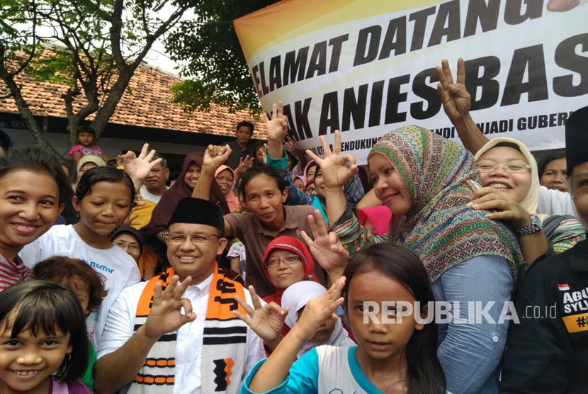 Calon gubernur DKI Jakarta Anies Baswedan blusukan menyapa warga di Kelurahan Grogol Utara, Kebayoran Lama, Jakarta Selatan, Kamis (9/3).