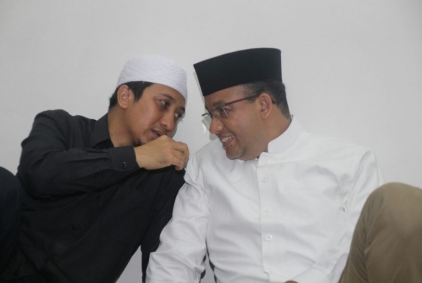 Calon gubernur DKI Jakarta, Anies Baswedan, dan Ustaz Yusuf Mansur menghadiri kegiatan peringatan maulid Nabi Muhammad SAW di Musholla Tahfidzul Muchtar Baits, Lebak Bulus, Jakarta Selatan, Senin (9/1).