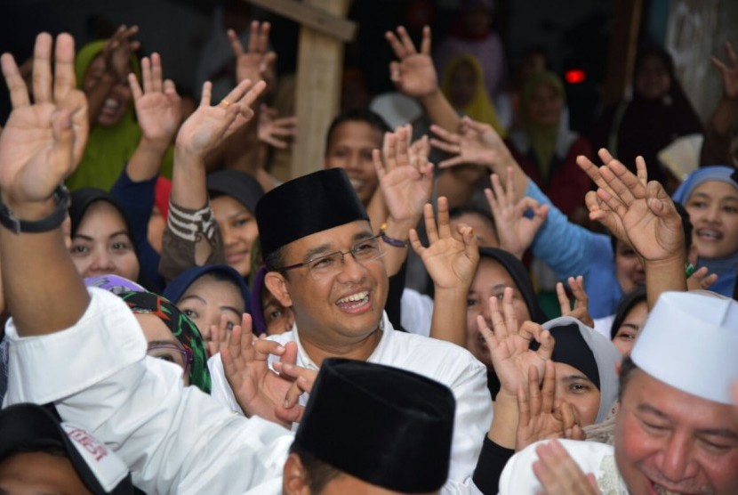 Calon gubernur DKI Jakarta Anies Baswedan di antara kerumuman warga 