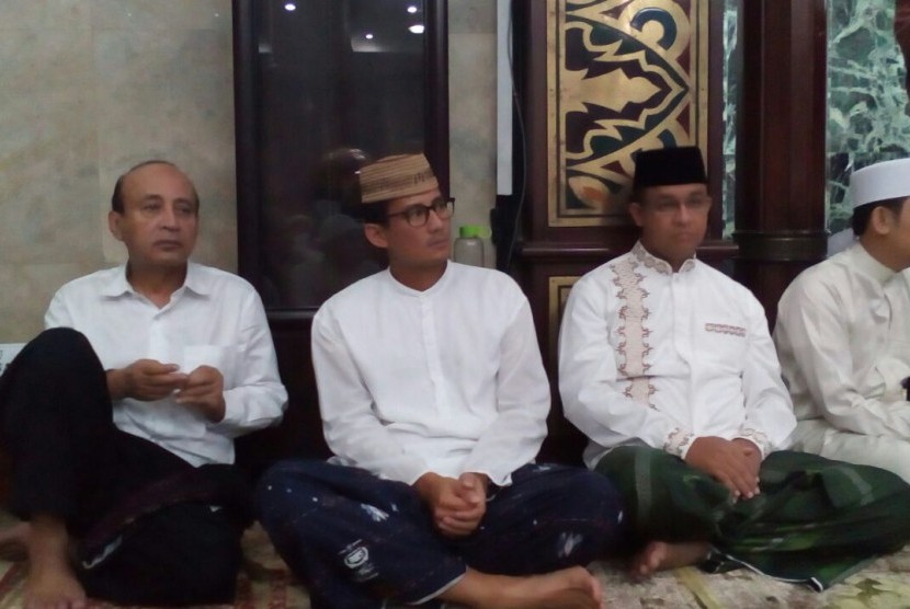 Calon gubernur DKI Jakarta, Anies Baswedan (dua dari kanan) dan wakilnya Sandiaga Uno (ketiga dari kanan) mengikuti shalat Subuh berjamaah di Masjid Agung Sunda Kelapa, Jakarta.