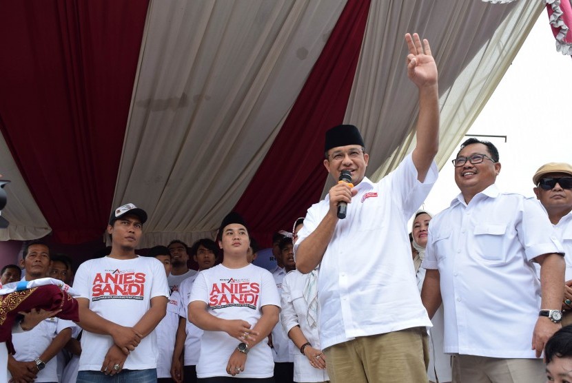 Calon Gubernur DKI Jakarta Anies Baswedan (kanan).