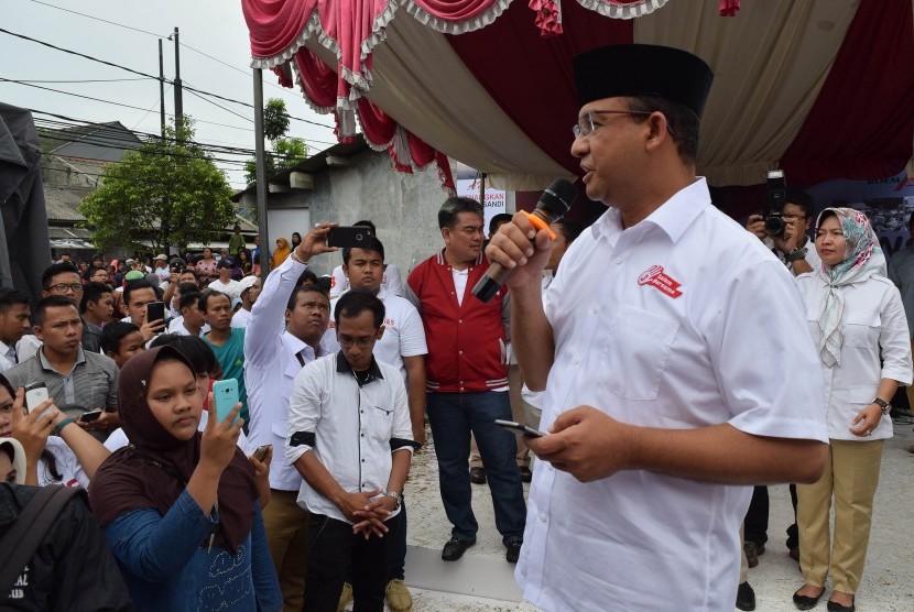 Calon gubernur DKI Jakarta Anies Baswedan (kanan) memberikan penjelasan mengenai program-programnya di Rorotan, Cilincing, Jakarta , Selasa (31/1). 