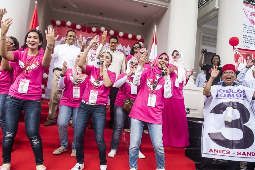 Calon Gubernur DKI Jakarta, Anies Baswedan (kedua kiri), dan pasangannya calon Wakil Gubernur Sandiaga S. Uno (keempat kiri) menari bersama simpatisan saat kampanye di Cilandak, Jakarta, Senin (19/12). 