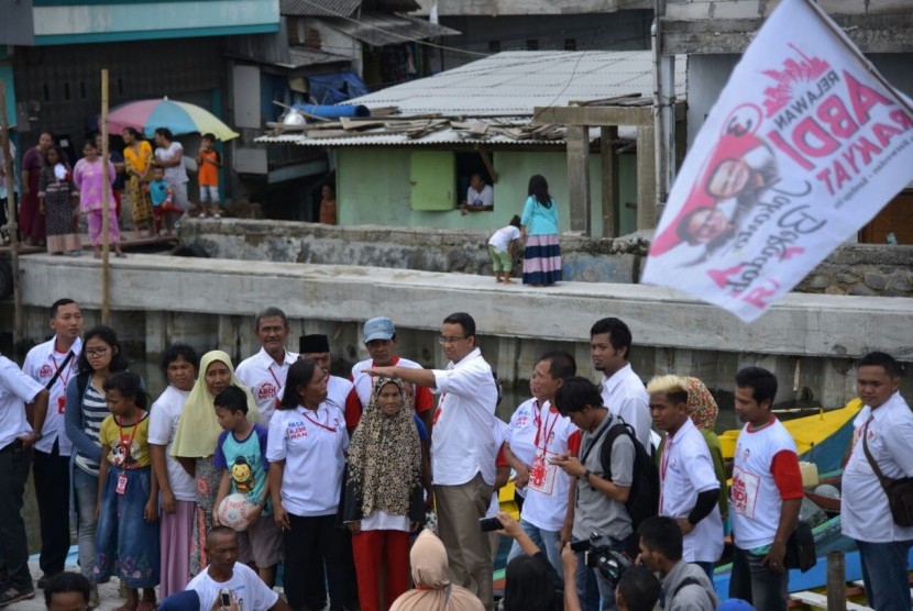  Calon Gubernur DKI Jakarta Anies Baswedan kembali menyambangi Kampung Akuarium, daerah bekas gusuran yang masih terbengkalai pada Selasa (7/2) pagi.