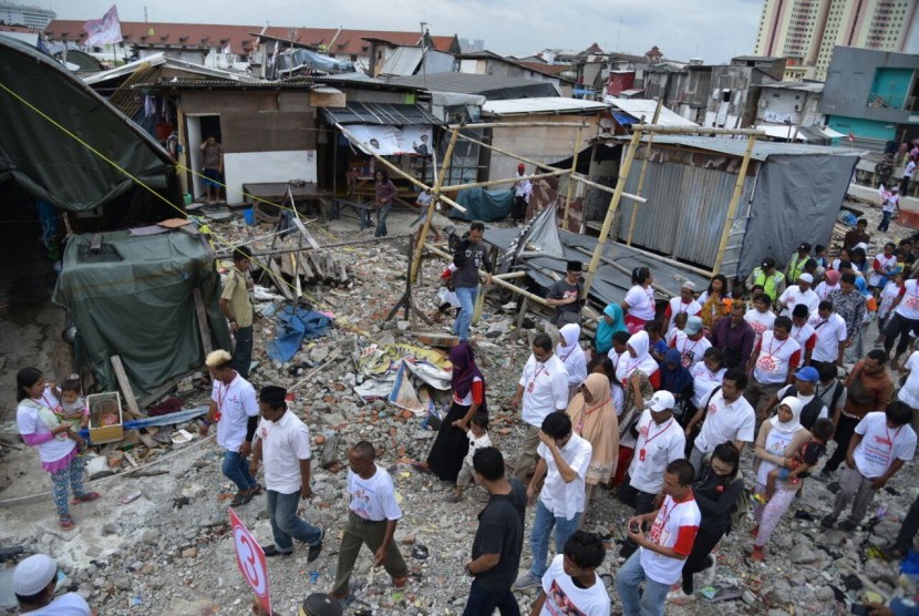  Calon Gubernur DKI Jakarta Anies Baswedan kembali menyambangi Kampung Akuarium, daerah bekas gusuran yang masih terbengkalai pada Selasa (7/2) pagi.