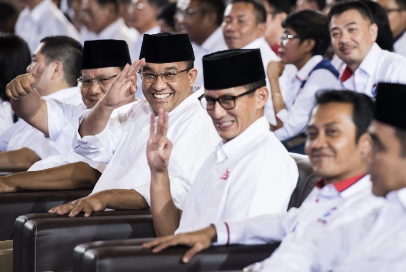 Calon Gubernur DKI Jakarta Anies Baswedan (ketiga kiri) dan Calon Wakil Gubernur DKI Jakarta Sandiaga Uno (ketiga kanan) 