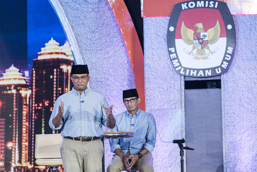 Calon gubernur DKI Jakarta Anies Baswedan (kiri) disaksikan calon wakil gubernur Sandiaga Uno (kanan) menyampaikan visi dan misinya saat Debat Publik Pilkada DKI Jakarta putaran kedua di Hotel Bidakara, Jakarta, Rabu (12/4). 