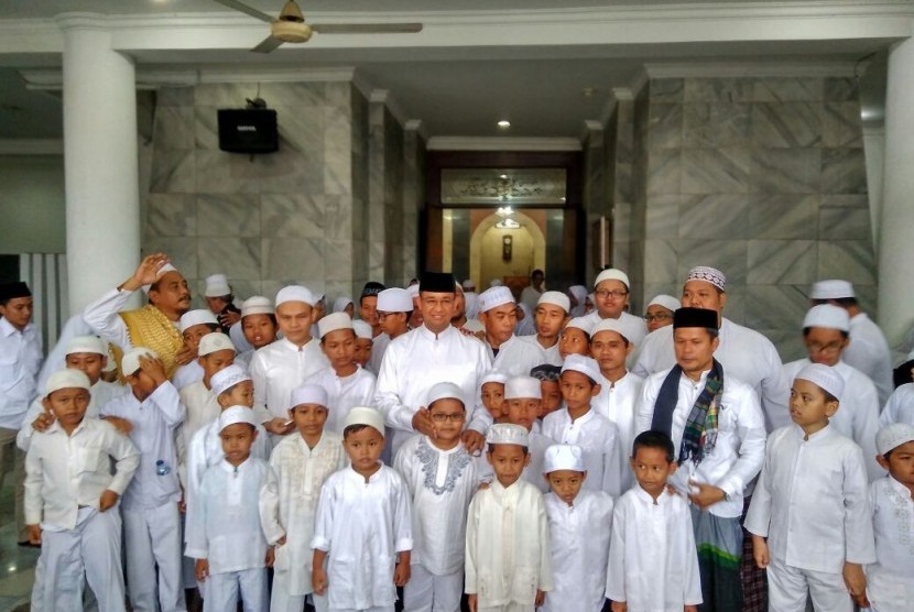 Calon gubernur DKI Jakarta Anies Baswedan melakukan salat subuh berjamaah di Masjid Al-Hikmah, Lebak Bulus, Jakarta Selatan, Rabu (15/2).. 