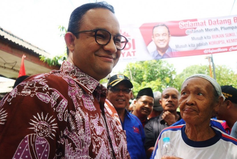 Calon Gubernur DKI Jakarta, Anies Rasyid Baswedan memakai batik motif ondel-ondel saat menyapa warga di Kampung Tanah Merah, Jakarta Utara, Ahad (2/10).