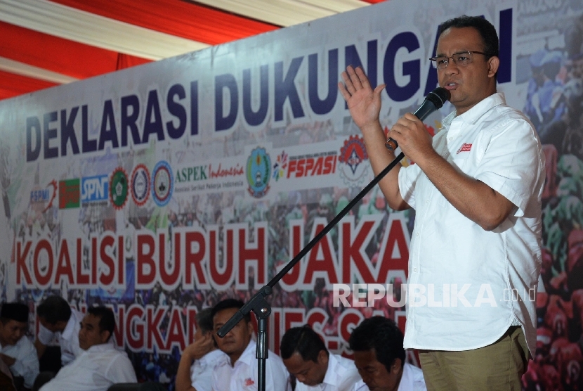 Calon Gubernur DKI Jakarta Anies Baswedan memberikan pemaparan saat deklarasi dukungan Koalisi Buruh Jakarta putaran kedua Pilkada DKI di Kantor DPP Partai Gerindra, Jakarta, Sabtu (1/4). 