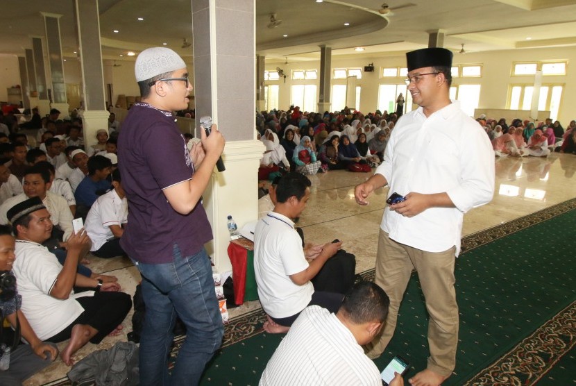 Calon Gubernur DKI Jakarta Anies Baswedan memberikan pembekalan kepada ratusan anak didik yang bakal menjalani ujian nasional di Masjid Jami Matraman, Jakarta, Minggu (2/4).