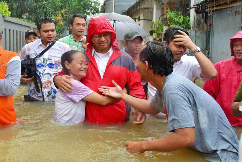 Calon gubernur DKI Jakarta Anies Baswedan mendatangi lokasi banjir di Kelurahan Cipinang Melayu, Jakarta Timur, Senin (20/2).